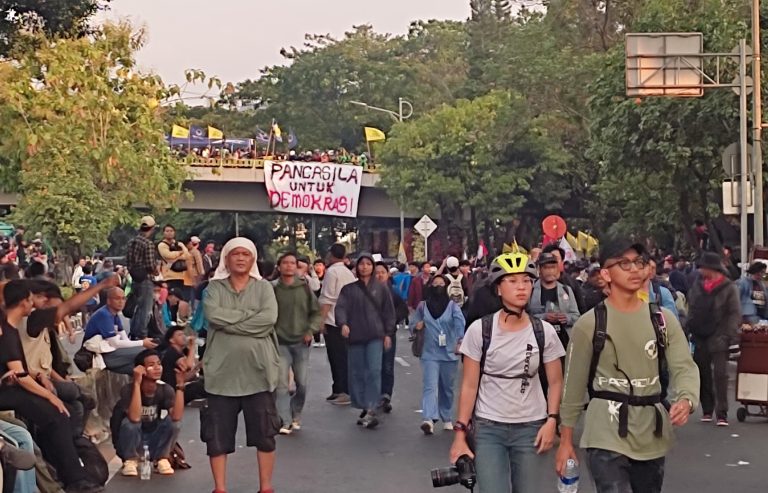 Ribuan Orang Padati Gedung DPR Tolak Revisi UU Pilkada, Di mana Presiden Jokowi?