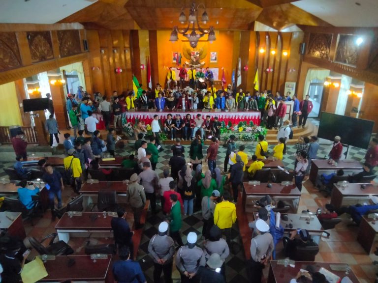 Ruang Rapat Paripurna DPRD Asahan Diduduki Ratusan Massa Mahasiswa