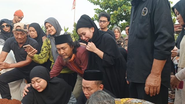 Tangis Ayu Ting Ting di Pusara Makam keponakannya, baby Zoltan di TPU Lemperes, Depok, Jawa Barat pada Sabtu (31/8/2024)