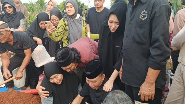 Ayu Ting Ting dan keluarga saat memakamkan sang keponakan, Rayaz Zoltan Fachrizal di TPU Lemperes, Depok pada Sabtu (31/8/2024)