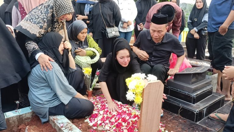 Adik Ayu Ting Ting Pingsan Usai Anaknya Dimakamkan