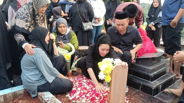 Ayu Ting Ting dan keluarga saat memakamkan sang keponakan, Rayaz Zoltan Fachrizal di TPU Lemperes, Depok pada Sabtu (31/8/2024)