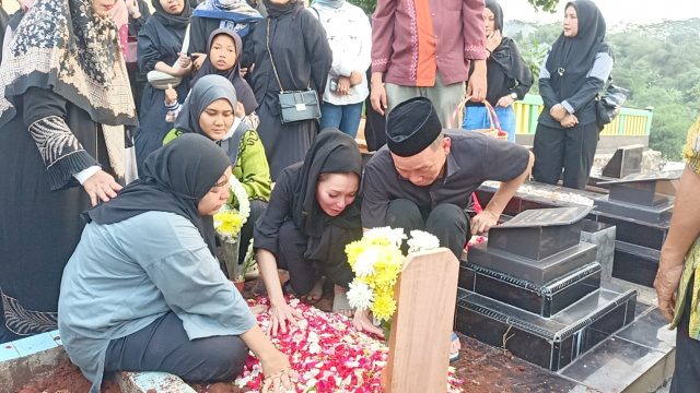 Tangis Ayu Ting Ting di Pusara Makam keponakannya, baby Zoltan di TPU Lemperes, Depok, Jawa Barat pada Sabtu (31/8/2024)