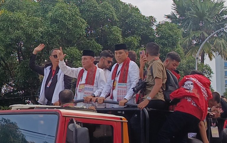 Edy Rahmayadi Salam Metal PDIP Usai Daftar Pilgub Sumut