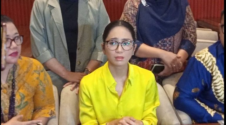 Nangis-nangis, Bunga Zainal Diduga Kena Tipu Investasi Rp 15 Miliar