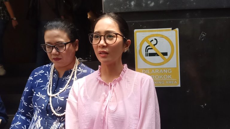 Bunga Zainal Diduga Ditipu Rp 15 Miliar, Kini Berusaha Hidup Irit