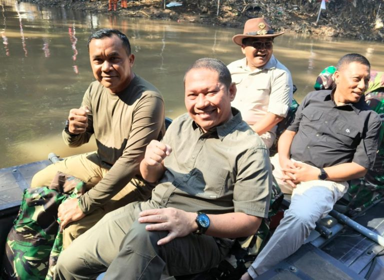 Dua Jenderal Menulis Sejarah di Bibir Ciliwung