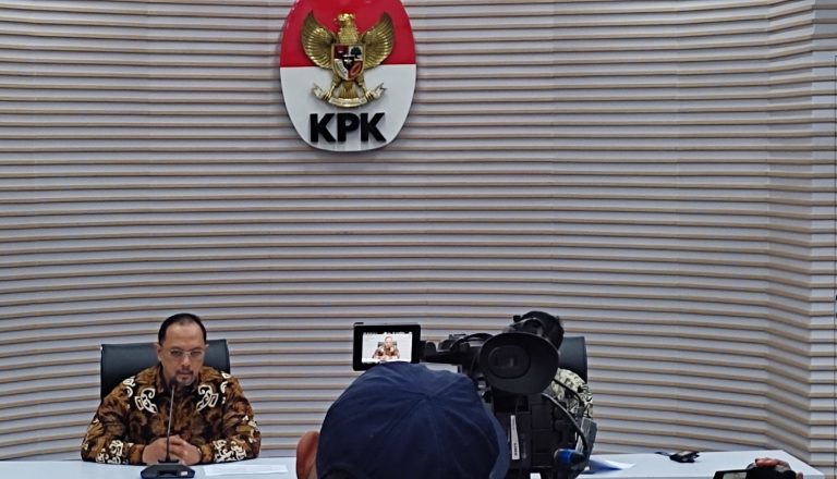 KPK Geledah Pemprov Jatim, Nama Khofifah Indar Parawansa Terseret?