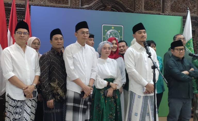 Beda Outfit PKB-PSI: Kaesang Pangarep Cs Santri Gen Z, Cak Imin Dkk Gaya Lawas