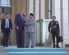 Viral! Tangan Prabowo Subianto Menarik Badan Recep Erdogan, Ada Apa?