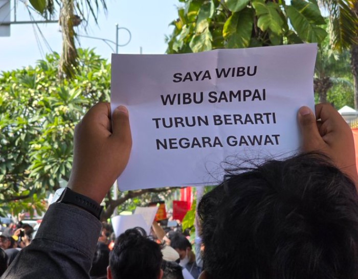 Poster Kocak Demo Kawal Putusan MK: Saya Wibu Sampai Lirik Lagu Sal Priadi