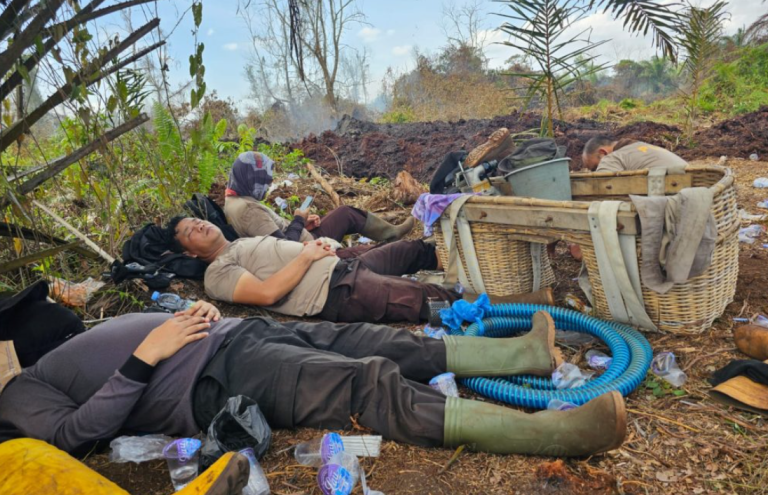 Akhirnya Hujan Turun setelah 4 Hari Berjuang Padamkan Karhutla Sungai Sembilan