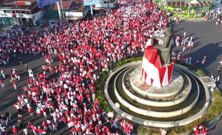 Kirab Bendera Merah Putih, Ribuan Warga Bengkulu Padati Monumen Fatmawati