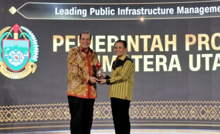 Pj Gubernur Sumut Fatoni Terima Dua Penghargaan CNN Awards 2024