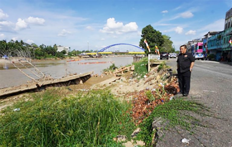 Jalan Longsor di Inhu belum Ditangani Pemkab, Pj Gubri Langsung Tinjau Lokasi