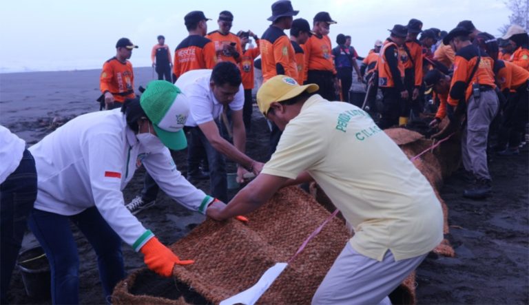 Antisipasi Abrasi dan Megathrust, Pantai Sodong Dipasang Bronjong Sabut Kelapa