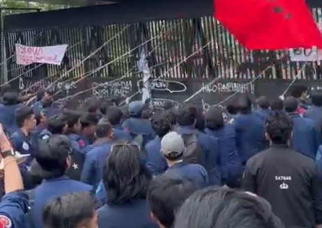 Video Detik-detik Mahasiswa Trisakti Robohkan Pagar Gedung DPR