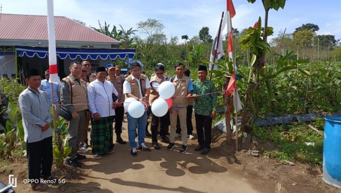 Ketum DPP Gempita, Alfonso FP memotong pita tanda dimulainya uji coba program makan bergizi di Desa IV Suku Menanti, Bengkulu, Jumat (30/8/2024). [FTnews/Roso Daras]