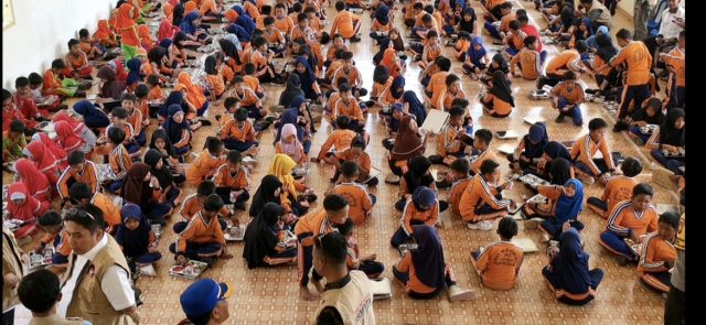 Suasana para siswa SDN 143 makan bergizi bersama dalam uji coba program makan bergizi di Desa IV Suku Menanti, Bengkulu, Jumat (30/8/2024). [FTnews/Roso Daras]