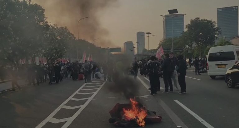 Kondisi Gedung DPR Sore Ini: Massa Bakar Ban hingga Blokade Jalan Tol