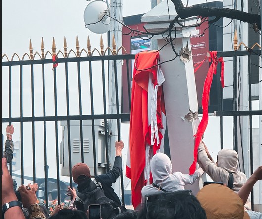 Alert! Pagar Gedung DPR Jebol, Massa Kawal Putusan MK Coba Masuk