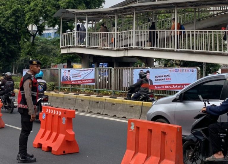 Daftar Hari ini, Spanduk Ridwan Kamil-Suswono Bertebaran di Depan KPUD Jakarta