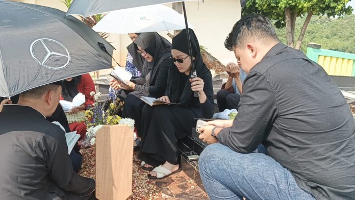 Ayu Ting Ting di makam keponakannya, TPU Lemperes, Sukmajaya, Depok pada Senin (2/9/2024)