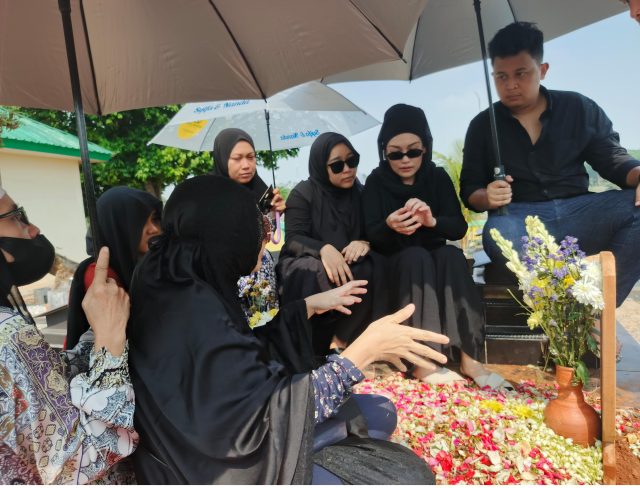 Ayu Ting Ting di makam sang keponakan, TPU Lemperes, Depok, Jawa Barat pada Senin (2/9/2024)