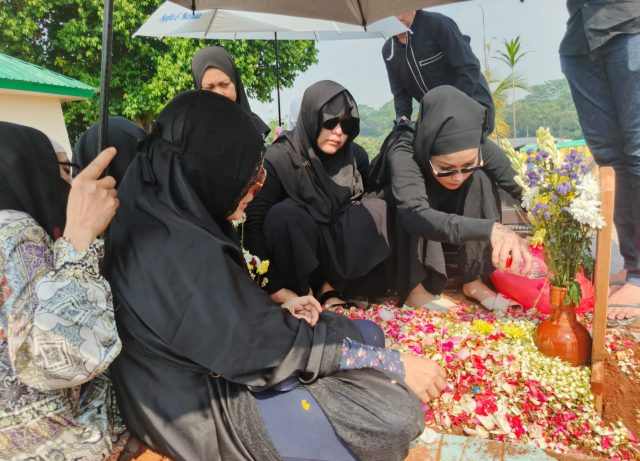 Ayu Ting Ting di makam sang keponakan, TPU Lemperes, Depok, Jawa Barat pada Senin (2/9/2024)