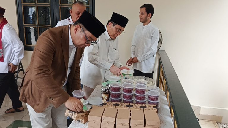 Silaturahmi ke Rumah Nachrowi Ramli, Ridwan Kamil Disuguhi Tape Uli