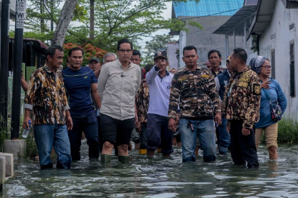 Sambangi Warga Terdampak Banjir di Medan Labuhan, Rico Waas Janji Berikan Solusi Komprehensif