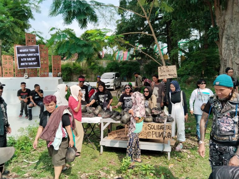 Saat Skena Punk di Medan Gelar Pasar Gratis, Emak-emak Sumringah Dapat Sayur hingga Pakaian