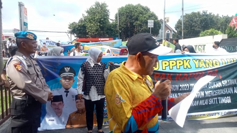 Guru Hasil Seleksi PPPK Langkat Demo Polda Sumut, Minta Pembatalan Status Tersangka