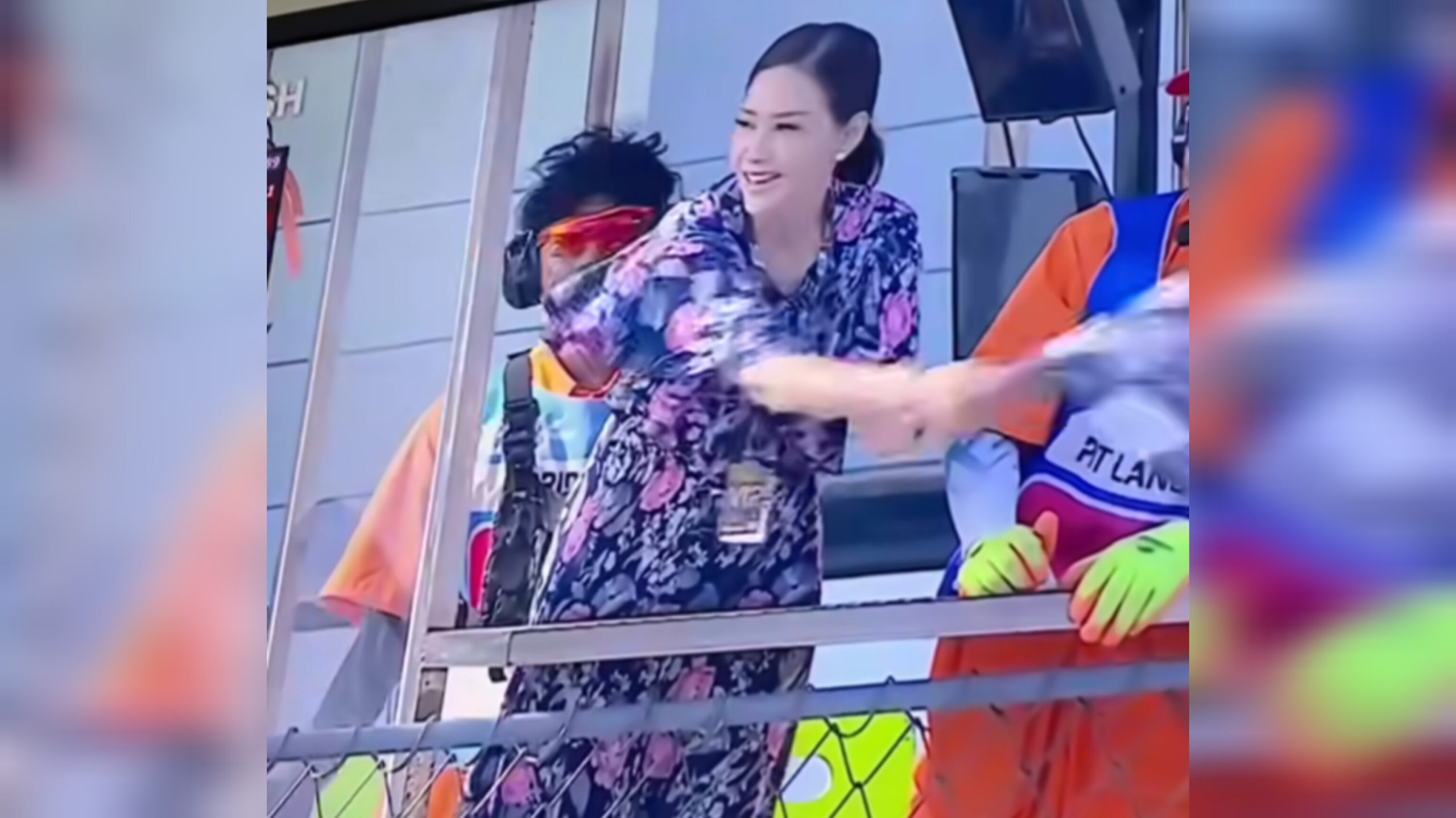 Maia Estianty mengibarkan bendera finis di MotoGP Mandalika 2024. [Instagram] 