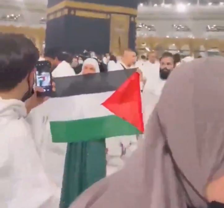 Viral Pengunjung Kabah Membentangkan Bendera Palestina, Langsung Disergap Keamanan