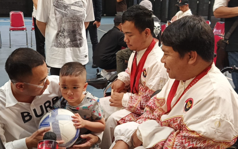 Adab Raffi Ahmad Saat Kasih Ucapan Selamat ke Atlet Paralimpiade, Jongkok Bareng Cipung