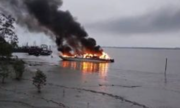 Kapal Porti Express 22 Terbakar di Perairan Meranti, Satu ABK Alami Luka Bakar