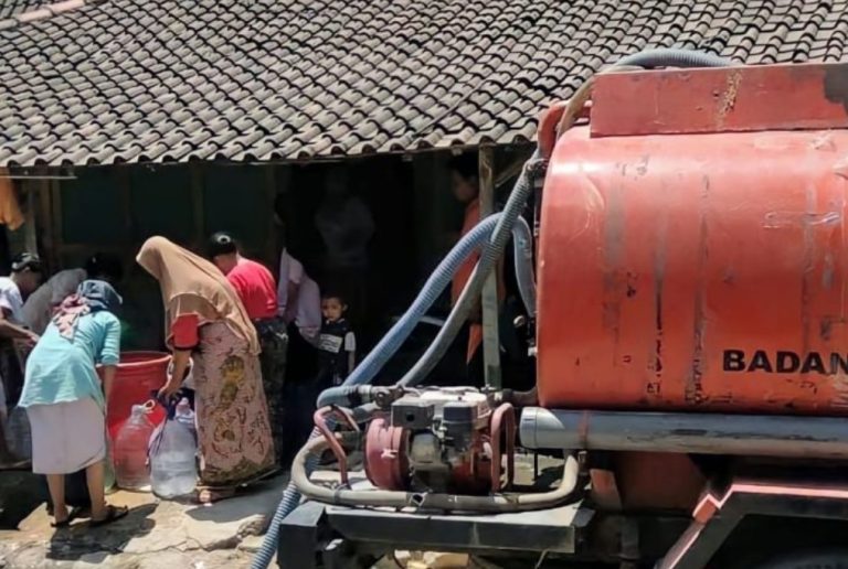 Atasi Kekeringan, BPBD Salurkan 1 Juta Liter Lebih Air Bersih ke Puluhan Desa di Rembang