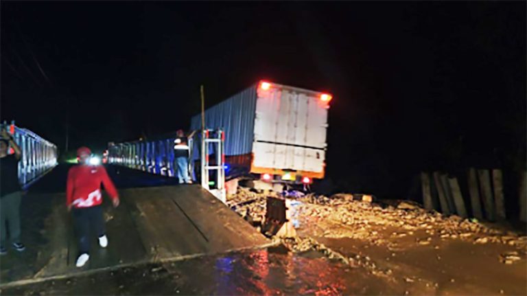 Curah Hujan Tinggi, Jalan Lintas Riau-Sumbar Kembali Longsor