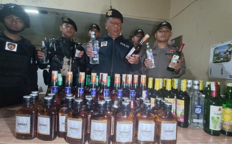 Bawa Ratusan Botol Miras Impor, Mobil Minibus dan Sopirnya Diamankan Polisi