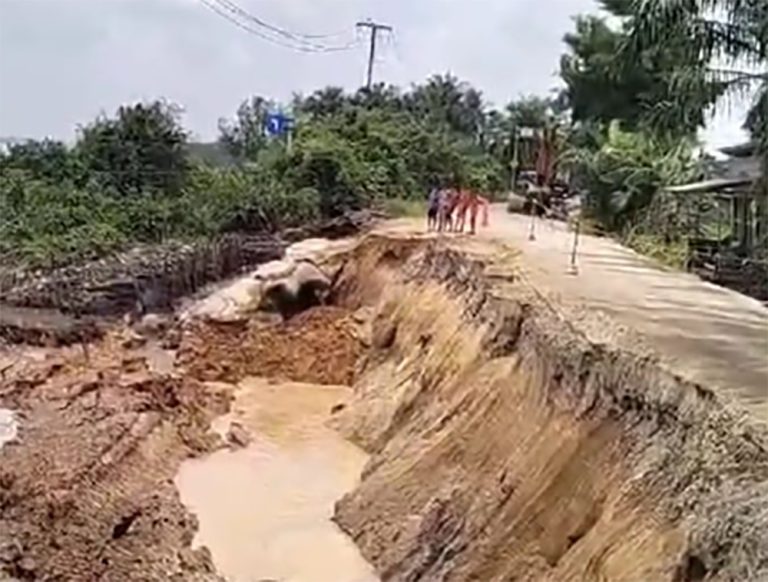 Jalan Lintas Rengat-Tembilahan Longsor, tak Ada Korban Jiwa