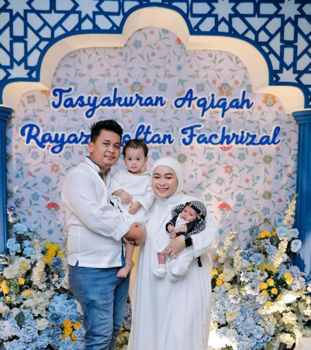 Assyifa Nuraini, adik Ayu Ting Ting bersama sang suami Nanda Fachrizal dan dua anaknya (Instagram)