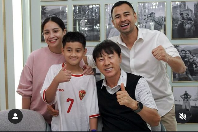 Raffi Ahmad bersama Nagita Slavina, Rafathar dan Shin Tae Yong (Instagram)