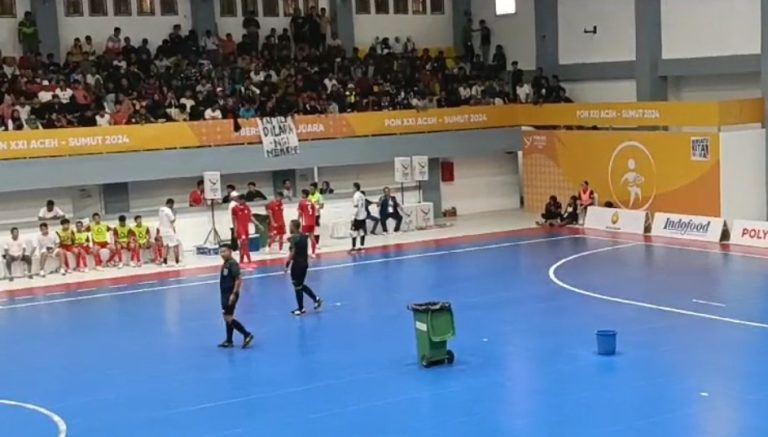 Waduh, Laga Futsal PON XXI Sumut vs DKI Jakarta Ditunda Karena Atap Bocor