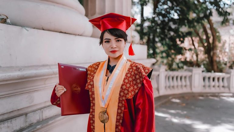 Artis Dinar Candy pamer foto saat wisuda. [Instagram]