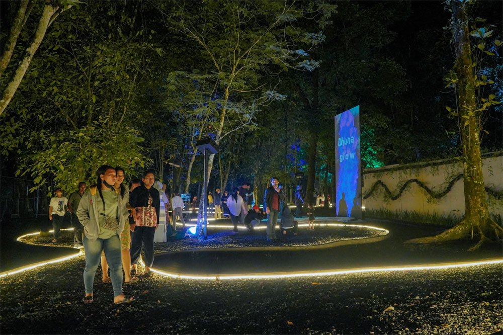 Wisata Hutan Bercahaya di Medan Zoo. 