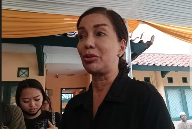 Soraya Haque di rumah duka kawasan Bintaro, Tangerang Selatan pada Rabu (2/10/2024)