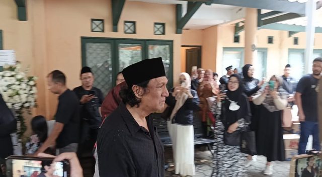 Ikang Fawzi di rumah duka kawasan Bintaro, Tangerang Selatan pada Rabu (2/10/2024)