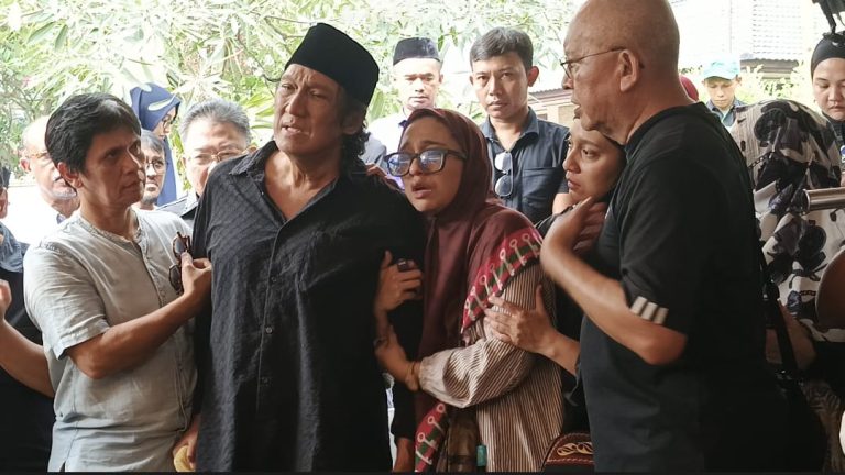 Tangis Ikang Fawzi Antar Jenazah Marissa Haque: Istriku Tercinta…