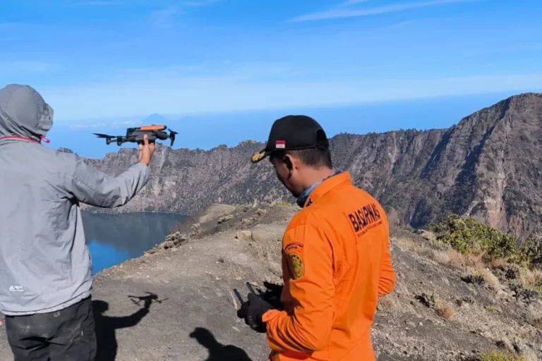 Pendaki Jatuh di Gunung Rinjani Belum Ditemukan, Tim SAR Gunakan Drone Cari Korban